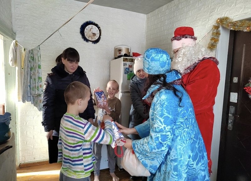 Полицейский Дед Мороз и Снегурочка посетили детей из многодетных и малообеспеченных семей в Кавалерово Приморского края