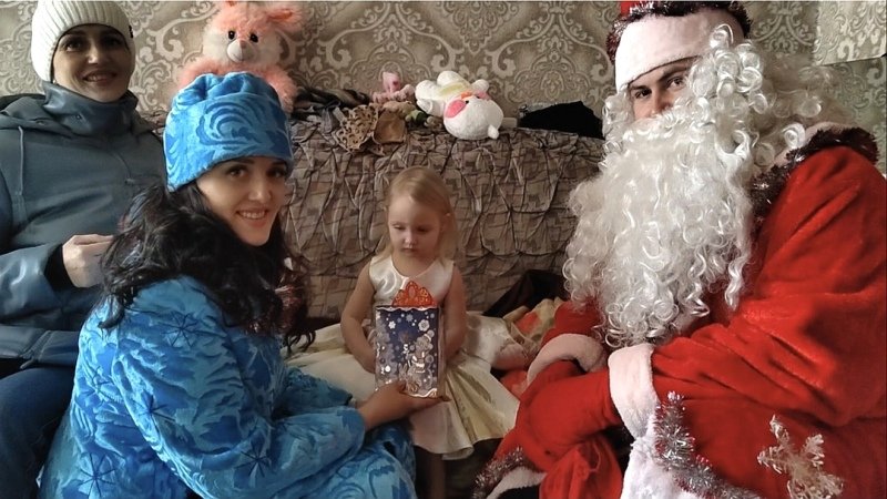Полицейский Дед Мороз и Снегурочка посетили детей из многодетных и малообеспеченных семей в Кавалерово Приморского края