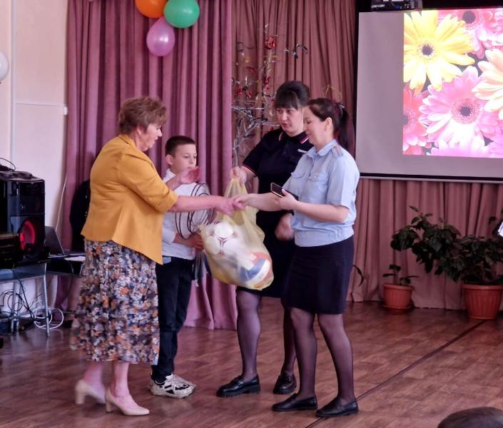 Полицейские из Кавалерово Приморского края навестили детей из социального приюта