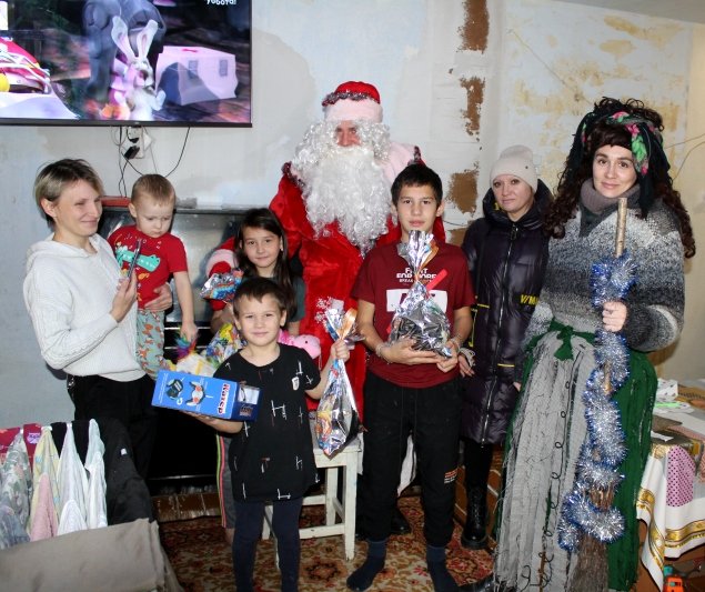 В малообеспеченные и многодетные семьи Кавалеровского округа Приморья наведался Полицейский Дед Мороз