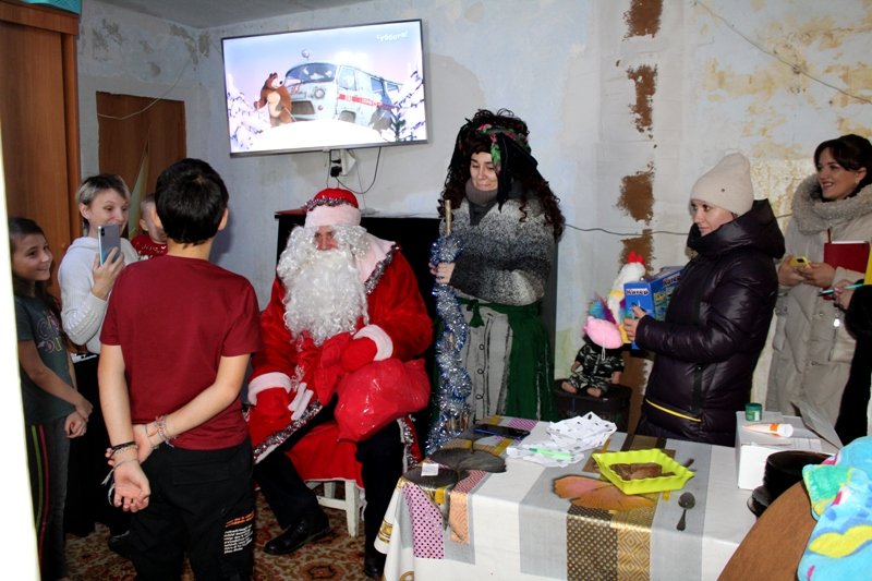 В малообеспеченные и многодетные семьи Кавалеровского округа Приморья наведался Полицейский Дед Мороз